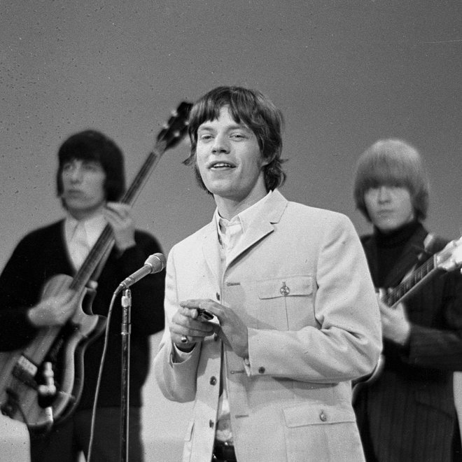 Avtor biografije o pevcu skupine The Rolling Stones Christopher Andersen je dejal, da naj bi Mick Jagger spal s 4000 ženskami. Razkril je tudi, da sta skupaj z Davidom Bowiejem hodila po gejevskih klubih in si podajala partnerje.