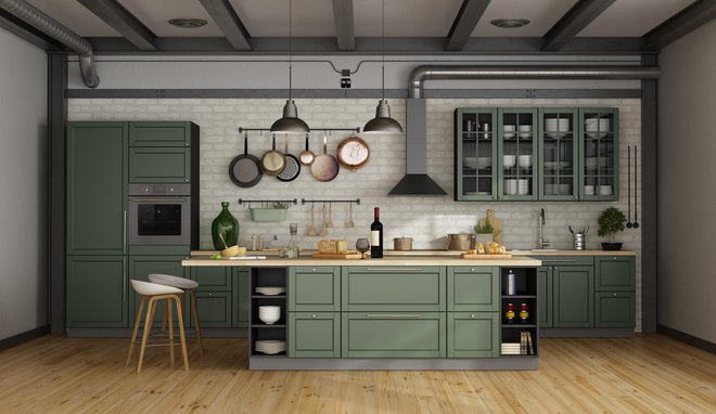 Zelena kuhinja s posodo, ki visi kar na steni, lepo dopolnjuje industrijski slog. FOTO: Archideaphoto/Getty Images