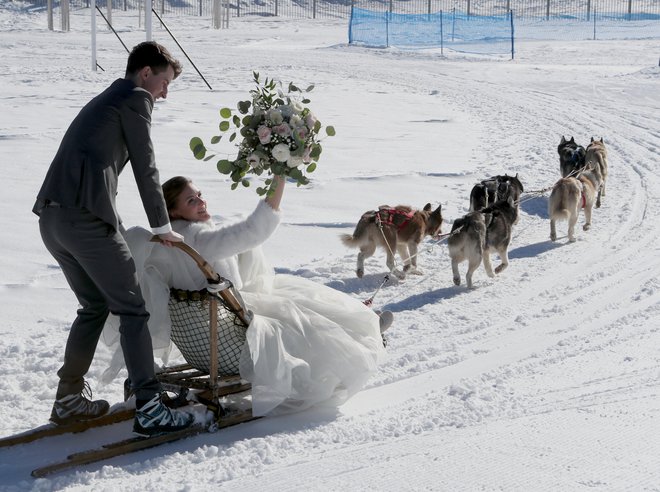 Zimske radosti jima niso tuje, čeprav se Lucija nadeja medenih tednov nekje v toplih krajih. Foto: Dejan Javornik