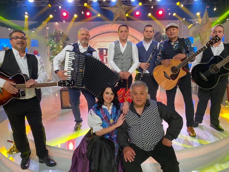 Fotografija: Romska glasbena skupina Romano Glauso je s pevko Sašo Debeljak pesem predstavila lani v oddaji Pri Črnem Petru. FOTO: ARHIV ROMANO GLAUSO