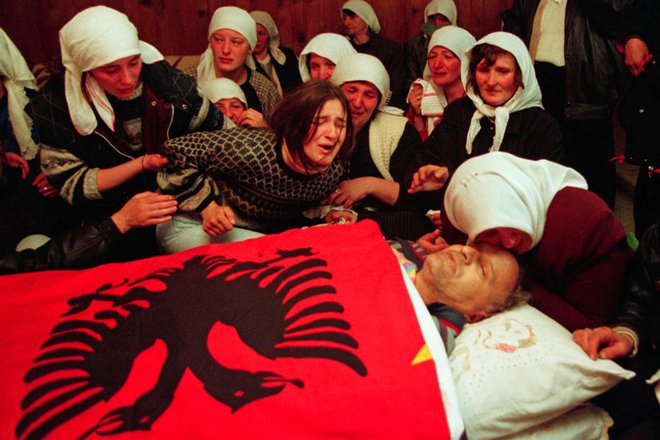 Objokovanje demonstranta Qerima Muriquija, ki je življenje izgubil 18. marca 1998 v mestu Peć na Kosovu med streljanjem srbske policije. FOTO: TOMI LOMBAR/Hrani Muzej novejše zgodovine Slovenije