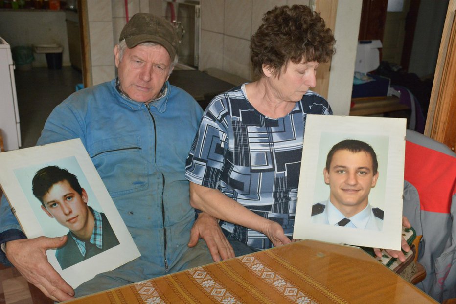 Fotografija: Oče in mama s fotografijama pokojnih sinov. Spomin na najdražja jima vedno privabi solze na lice. Fotografije: Oste Bakal