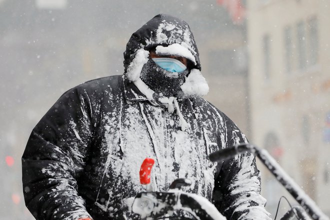 Izredne zimske razmere so skupno prizadele več kot 150 milijonov ljudi. FOTO: Andrew Kelly, Reuters