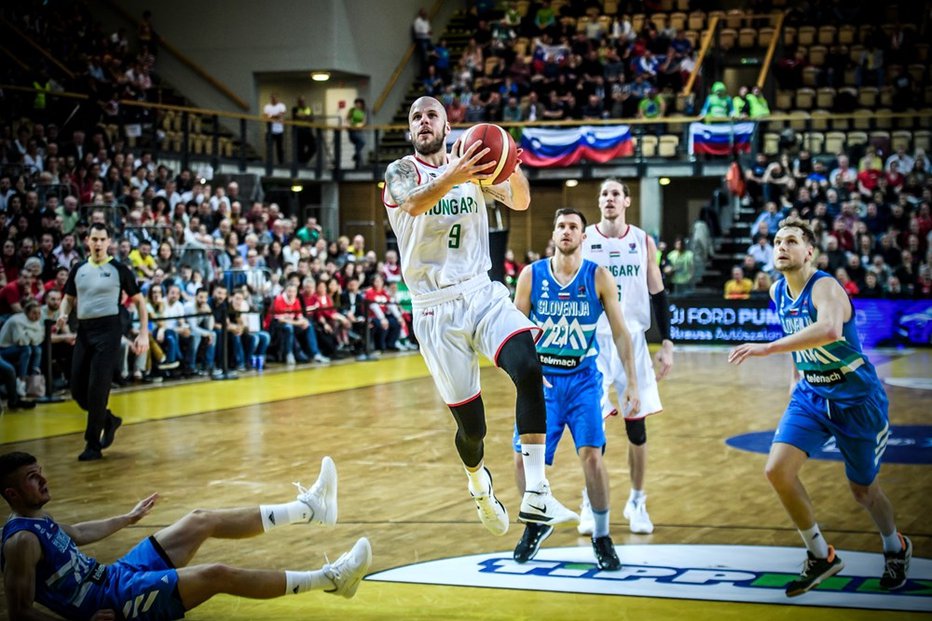 Fotografija: Pred enim letom so David Vojvoda (z žogo) in soigralci zadali boleč poraz slovenski reprezentanci. FOTO: FIBA