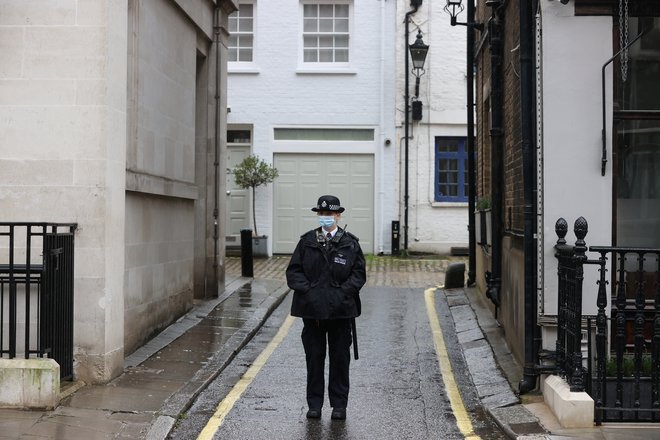 Policist pred bolnišnico, kjer je princ. FOTO: Hannah Mckay, Reuters