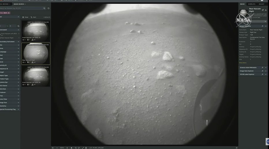 Fotografija: Fotografija z Marsa, ki jo je po uspešnem pristanku poslal rover Perseverance. FOTO: Nasa
