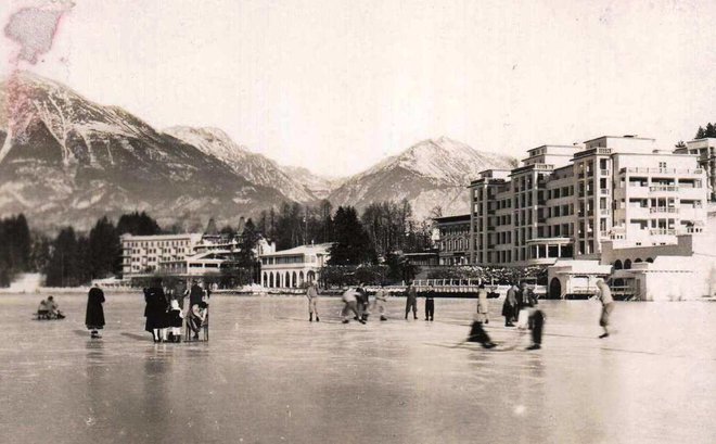 V tridesetih letih je bilo prava zimska drsalna atrakcija, zadaj je Grand hotel Toplice. FOTO: Arhiv Delo