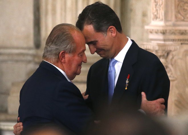 Odšel naj bi tudi zaradi sina, ki je vladanje prevzel leta 2016. FOTO: Juan Medina/Reuters