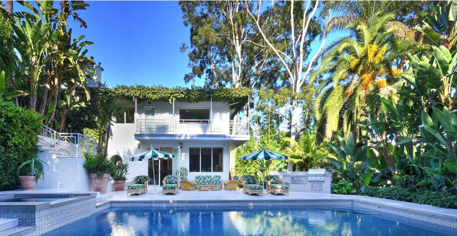 Fotografija: Cara and Poppy Delevingne have put their colourful Los Angeles home up for sale for $3.75 million.

The sisters have owned the property in the Hollywood Hills since June 2017.  Model-turned-actress Cara and model Poppy originally bought the house from Cara’s “Suicide Squad” co-star Jared Leto for $2.05 million.

The modest-looking white-washed home is an explosion of colour inside. The small hallway leads into a dining room lacquered in glossy emerald paint and lorded over by a monkey chandelier.  There’s a monochrome, sparkling white kitchen just beyond the dining room.

The house has four bedrooms, each touched in one way or another with the sisters’ light-hearted design flair. 
It ranges from tropical wallpaper featuring hand-painted toucans and macaques to a clash of geometric patterns in a darker, Art Deco-themed bedroom.

There’s also a bar with more tropical themes and a bonus room that could be used as a recording studio.  Outside, a wraparound balcony on the second floor overlooks the walk-out pool area, which includes a spa, fire pit and barbecue. 

Another, more secluded outdoor dining area is tucked away at the edge of the steeply sloping property line under the shade of trees.,Image: 591037838, License: Rights-managed, Restrictions: , Model Release: no