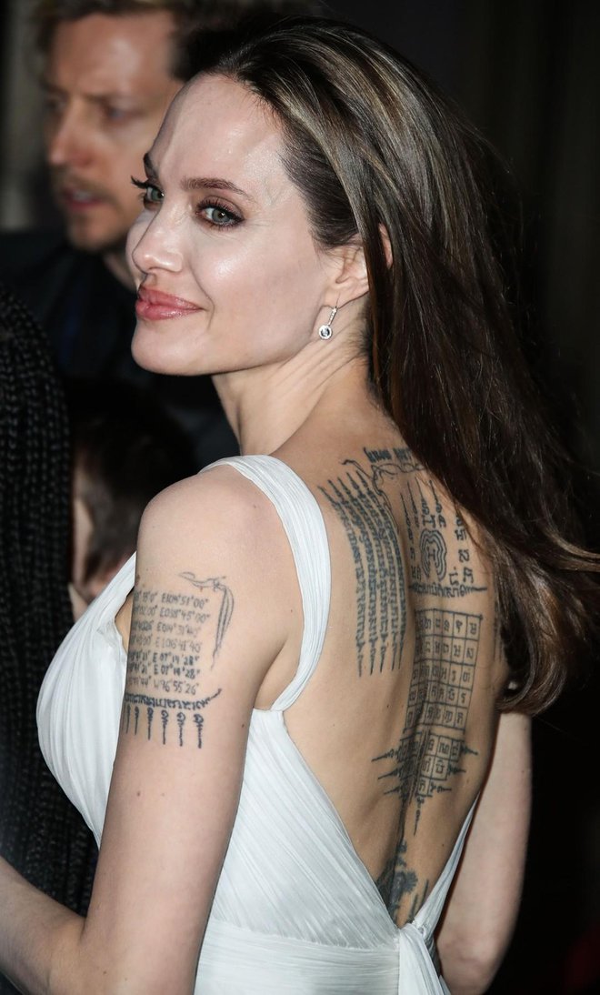 <strong>Angelina Jolie</strong> ima levo ramo že leta okrašeno z geografskimi koordinatami rojstnih krajev otrok in Brada Pitta. Pred tem je imela na istem mestu vtetoviranega zmaja, nad njim pa ime in priimek drugega moža <strong>Billyja Boba Thorntona</strong>, s katerim sta tik pred razhodom nameravala skupaj posvojiti otroka. Junija 2002 sta se razšla, leto zatem pa sta bila že uradno ločena. Angelina je medtem sama posvojila prvega otroka, <strong>Maddoxa</strong>.
