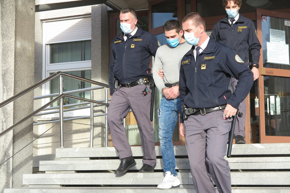 Fotografija: S kranjskega sodišča so 32-letnika odpeljali nazaj za rešetke. FOTO: Špela Ankele