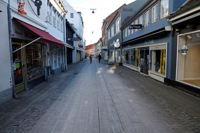 Popolno ustavitev javnega življenja so Danci podaljšali do marca. FOTO: Tim Barsoe, Reuters