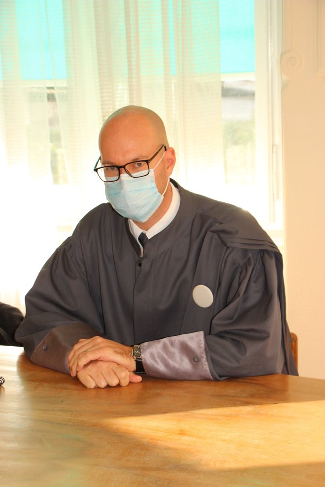 Tožilec Igor Vertuš je opozoril, da ima Hudorovac kar šest strani dolg kazenski list.