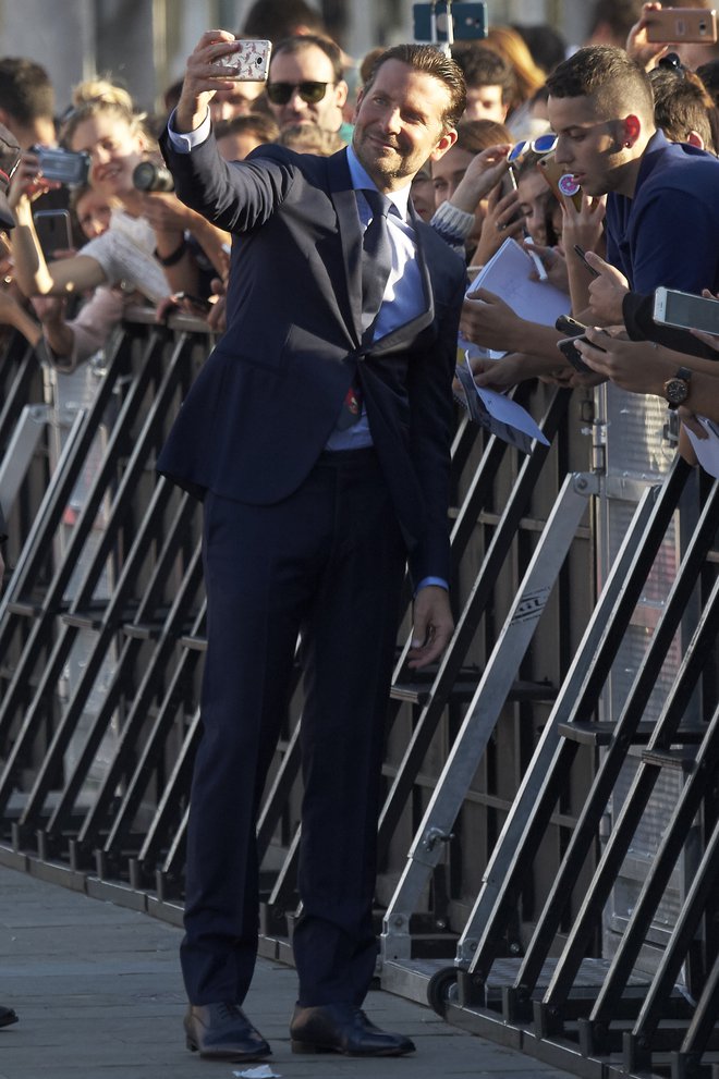 Z glavo navzdol naj bi visel tudi Bradley Cooper. FOTO: Carlos Alvarez/Getty Images