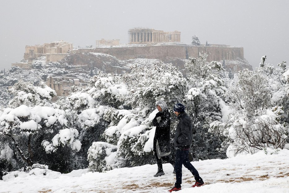 Fotografija: Sneg je pobelil tudi Grčijo. FOTO: Alkis Konstantinidis, Reuters