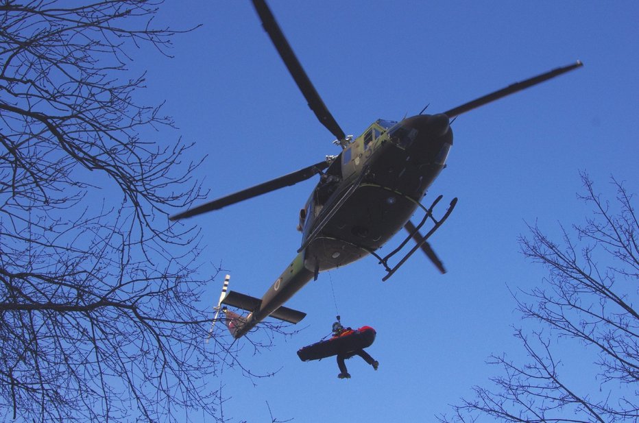 Fotografija: Helikopter jo je odpeljal v UKC Ljubljana (simbolična fotografija). FOTO: Miljko Lesjak, GRS Tolmin