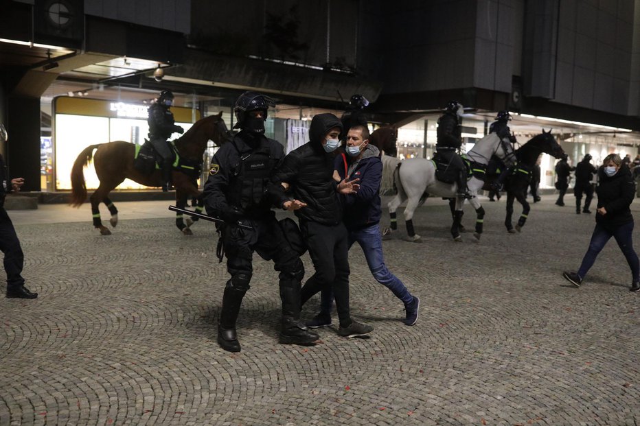 Fotografija: Protest se je sprevrgel v spopade s policijo, izgredniki pa so napadali tudi predstavnike sedme sile, ki so bili na prizorišču. FOTO: Voranc Vogel, Delo