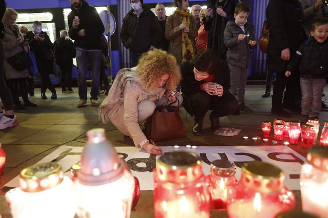 Tudi v Zagrebu so se množice oboževalcev spomnile glasbenika ter mu prižgale sveče v središču mesta. FOTO: Profimedia