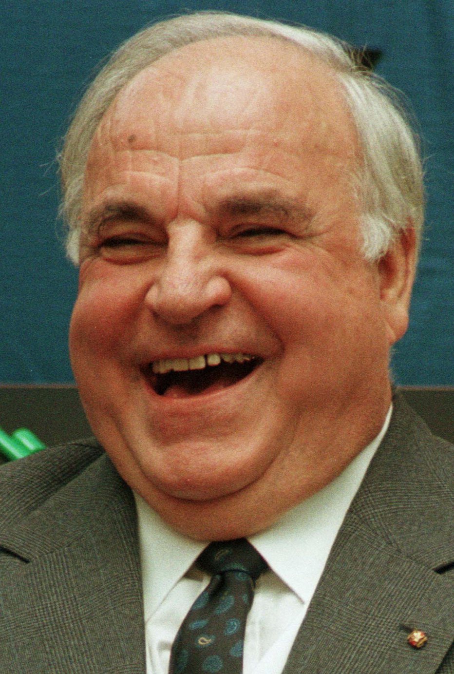 Fotografija: Menda se je kancler Kohl sladko nasmehnil ob domnevnem pismu Lojzeta Peterleta. FOTO: JURGEN SCHWARZ/REUTERS