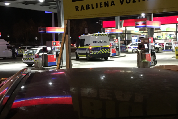 Fotografija: Sinoči so se stepli na enem od bencinskih servisov v Ljubljani. FOTO: bralka Neja