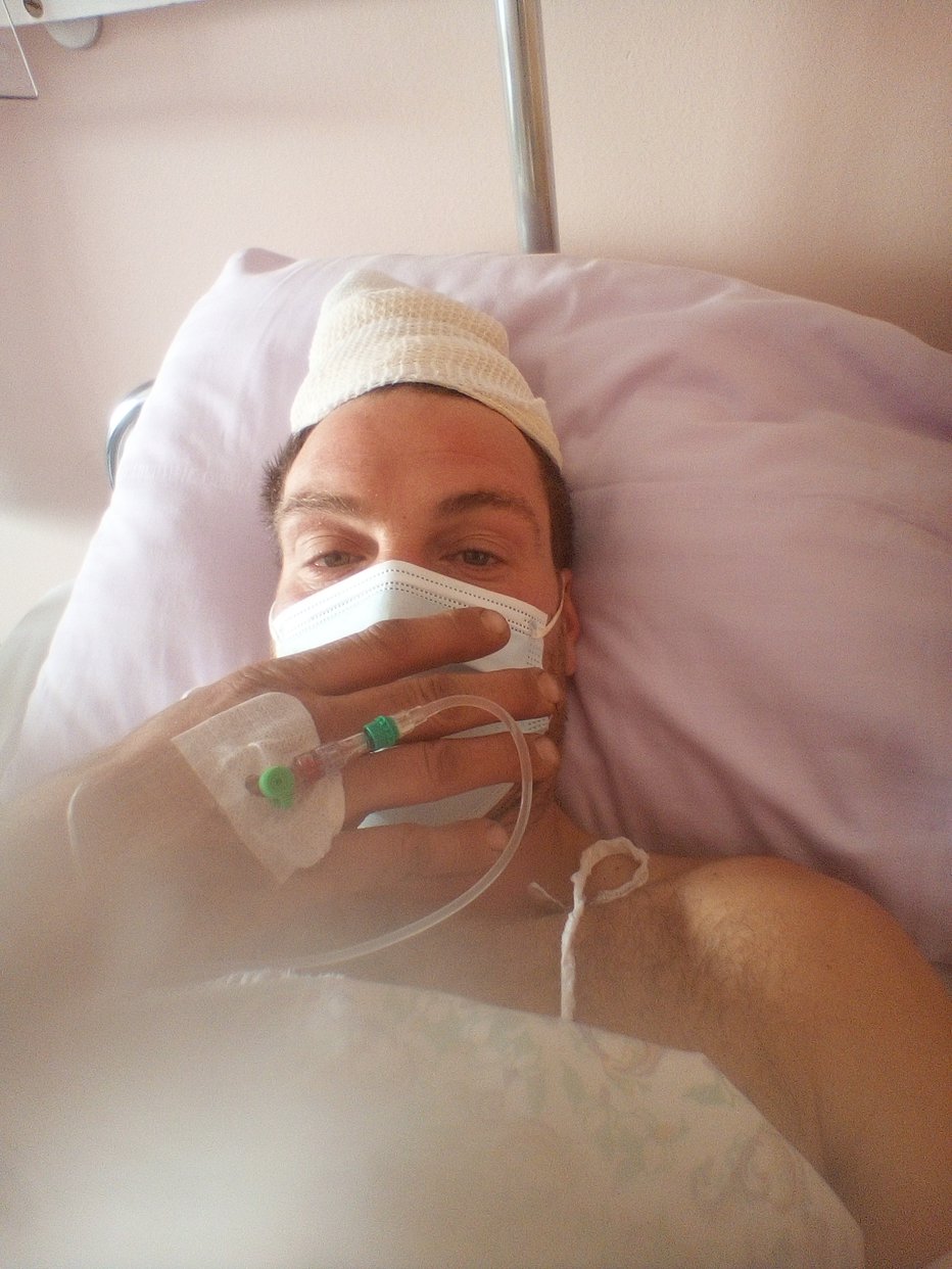 Fotografija: Jani Krmac je po padcu opeke pristal v bolnišnici, kjer je prejel tudi nekaj šivov. FOTO: OSEBNI ARHIV