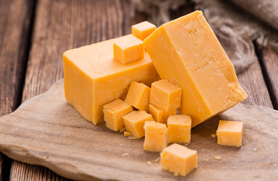 Fotografija: Če sir v hladilniku ni pravilno spravljen, postane suh in trd. FOTO: Handmadepictures/Getty Images