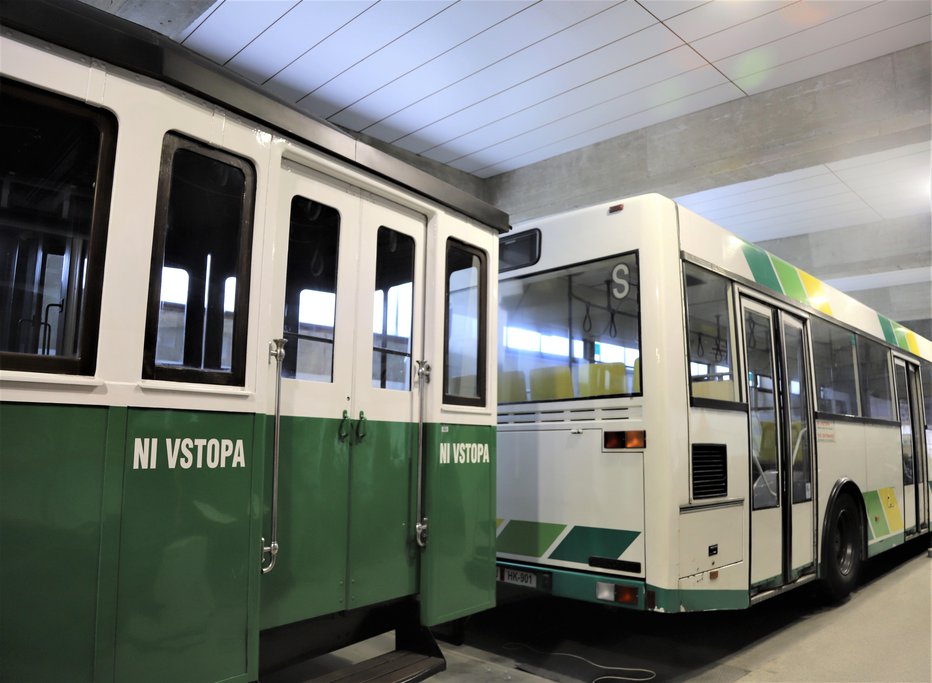 Fotografija: V Tehniškem muzeju Slovenije je tramvaj razstavljen skupaj z mlajšim bratom, avtobusom »zelencem«. FOTO: Alenka Kociper