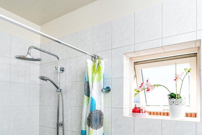 Redno zračenje je prvi korak do občutka svežine v kopalnici, če nimate okna, pa vključite ventilacijo. FOTO: Ablokhin/Getty Images