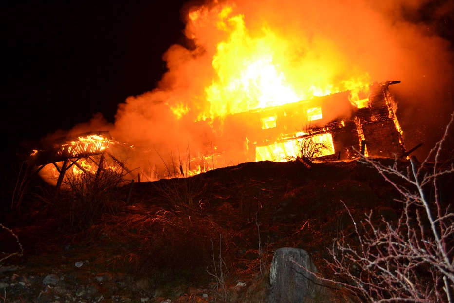 Fotografija: Požar na Golteh je gasilo 84 gasilcev. FOTO: PU Celje