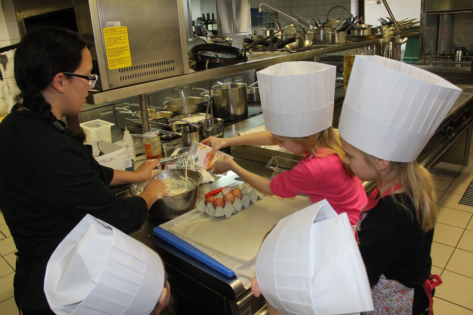 Fotografija: Sedmošolec Lan je bil na otroški kuharski šoli pri chefu Urošu Štefelinu v Vili Podvin. FOTO: Boštjan Fon