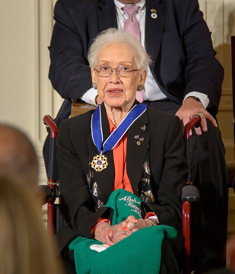 Fotografija: Katherine Johnson z medaljo svobode, ki jo je prejela leta 2015. FOTO: Nasa