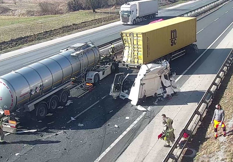 Fotografija: Zaradi prometne nesreče je bila zaprta primorska avtocesta med Brezovico in Vrhniko proti Kopru. FOTO: Promet.si/sta