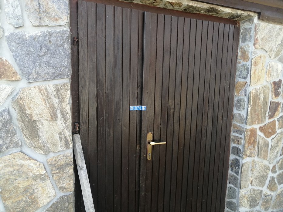 Fotografija: Vrata vikenda, v katerem je zadnja leta prebival Leskovar, so zapečatena.