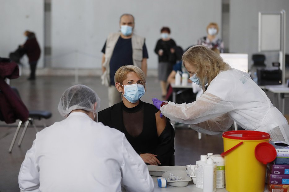 Fotografija: Cepljenje na Gospodarskem razstavišču. FOTO: Leon Vidic