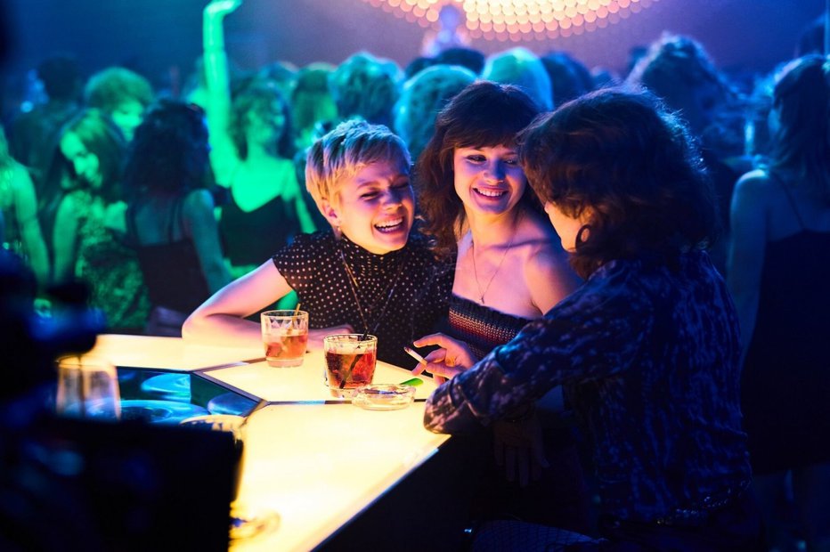 Fotografija: Diskoteka Sound, kjer Christiane prvič poskusi drogo, ni zadimljena luknja, ampak moderen klub. FOTO: HBO