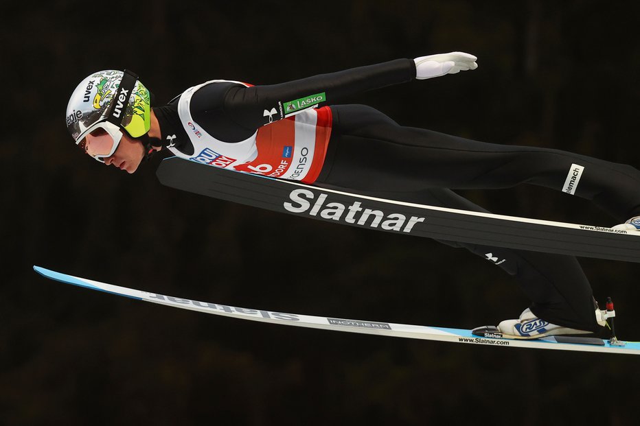 Fotografija: Anže Lanišek želi visoko oziroma daleč tudi na veliki skakalnici v Oberstdorfu. FOTO: Kai Pfaffenbach/Reuters