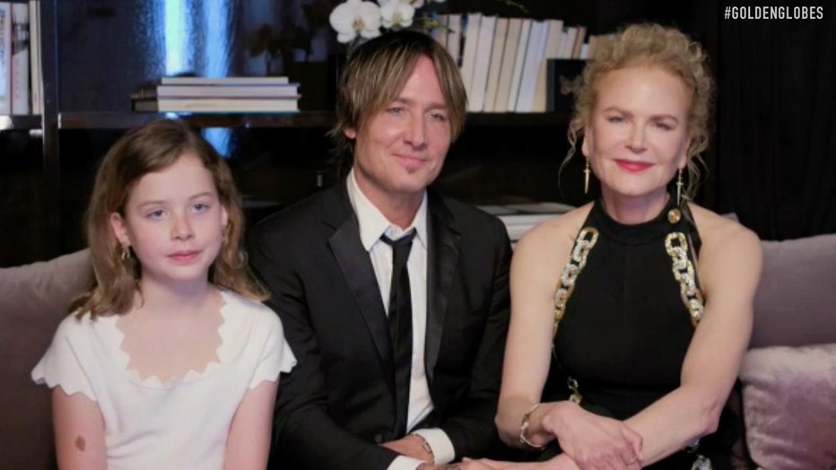 Fotografija: Družinska idila. Najboljša igralka v miniseriji Nicole Kidman je nagrado sprejela od doma, kjer sta ji družbo delala moš Keith in hči Faith Margaret.