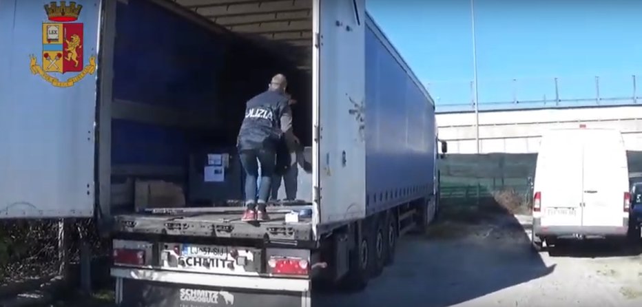 Fotografija: Kamion 41-letnega Slovenca se je policistom zdel sumljiv. FOTO: Polizia Di Stato