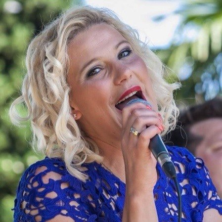Anita Kadenšek je pevka Veselih svatov, njen sin je zaigral v videospotu.