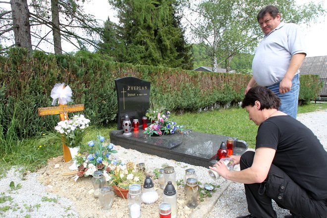 Tako so starši prižgali svečke na sinovem grobu nekaj dni po njegovi smrti. FOTO: MARKO FEIST