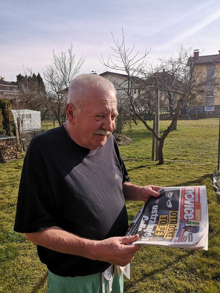Fotografija: Dušan Zemljič, naročnik iz Murske Sobote, poudarja, da mu je v posebno zadovoljstvo tudi raznašalec, ki vsako jutro praktično ob isti uri v nabiralnik prinese Slovenske novice. FOTO: Oste Bakal