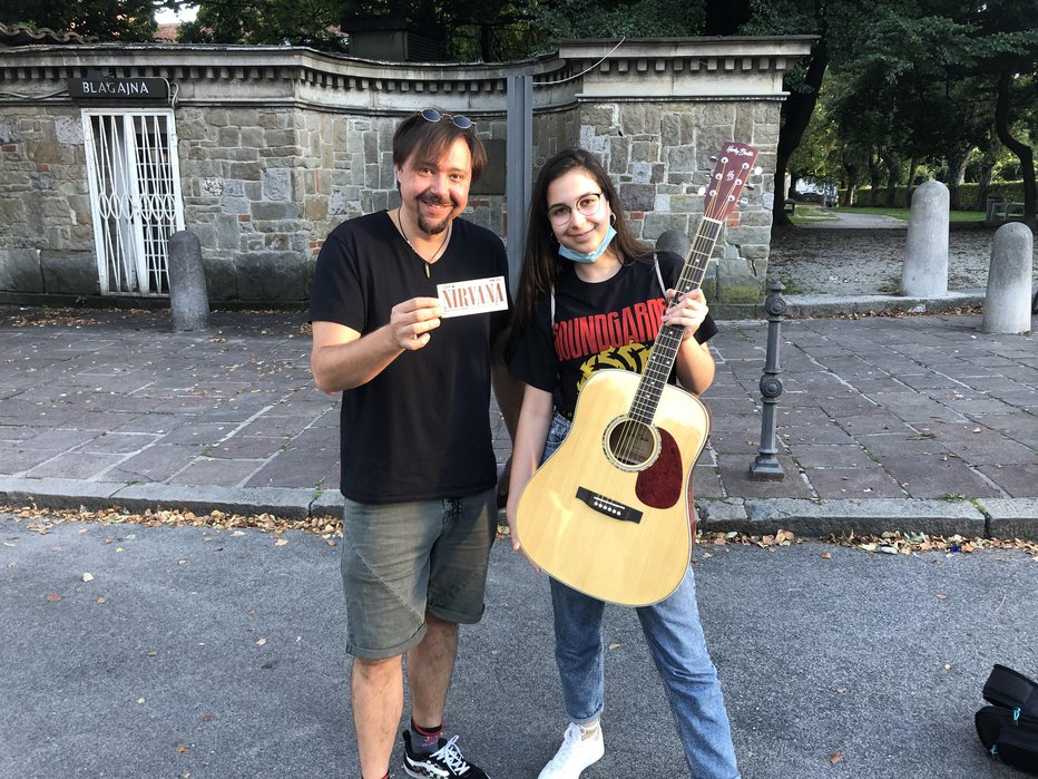 Fotografija: Trinajstletna Ljubljančanka Uma Leona Flisar je od Gala Gjurina dobila akustično kitaro. FOTO: osebni arhiv