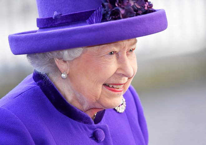 Mnogi so prepričani, da bi morali predvajanje intervjuja prestaviti, saj kraljica zaradi slabega zdravja svojega moža, ki je v bolnišnici, že tako preživlja težke čase. FOTO: Toby Melville, Reuters