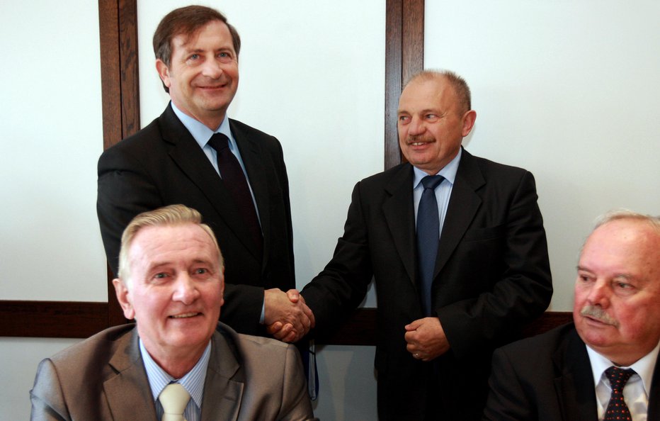 Fotografija: V ozadju se rokujeta predsednik Desusu Karl Erjavec in poslanec Branko Simonovič. FOTO: Matej Družnik, Delo