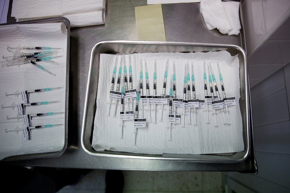 Fotografija: Pfizerjevega cepiva bo več. FOTO: Pedro Nunes, Reuters