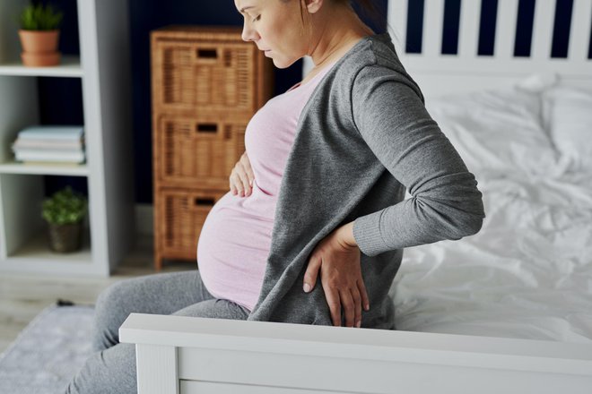 Nelagodje lahko doleti tudi nosečnice, saj plod pritiska na mehur, kar ovira temeljito izpraznitev. FOTO: Gpointstudio/Getty Images