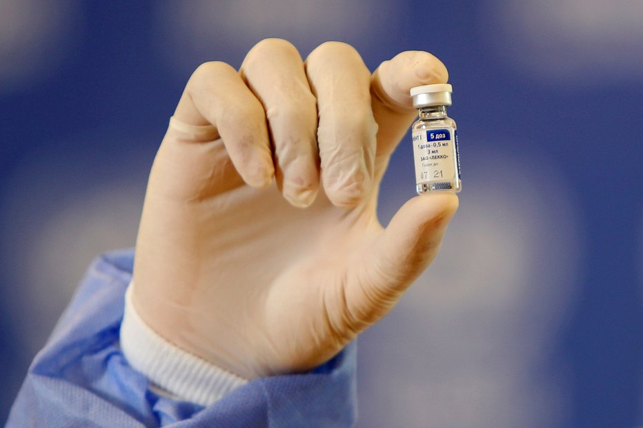 Fotografija: Ema je pogojno dovoljenje za promet za zdaj izdala štirim cepivom, nazadnje cepivu ameriškega podjetja Johnson & Johnson. FOTO: Mohammed Salem, Reuters