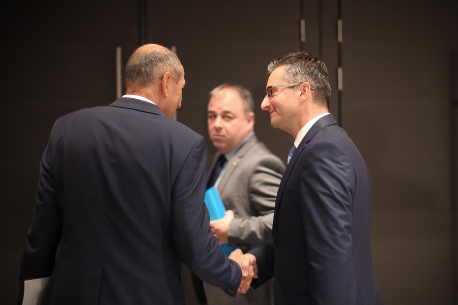 Fotografija: Janša in Šarec, sedanji in nekdanji premier. FOTO: Jure Eržen, Delo