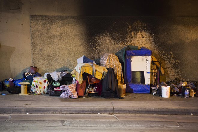 Številni brezdomci so si na pločniku v podvozu ustvarili zasilno bivališče. FOTO: Mattgush/Getty Images