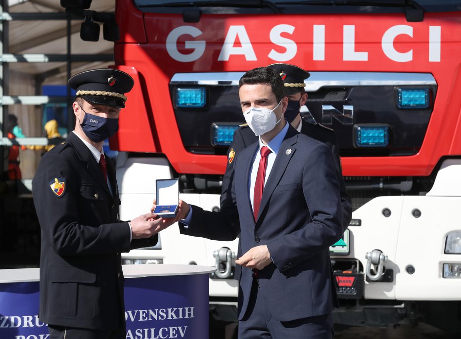 Fotografija: Minister Tonin je odlikoval gasilce in okrcal sindikat. FOTOGRAFIJI: Dejan Javornik